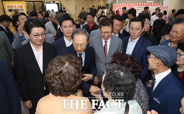 이명박 전 대통령(왼쪽 세 번째)이 31일 오전 부산 해운대구 수영로교회를 찾아 박형준 부산시장 후보(왼쪽 두 번째)와 함께 시민들에게 인사하고 있다. /부산=박상민 기자