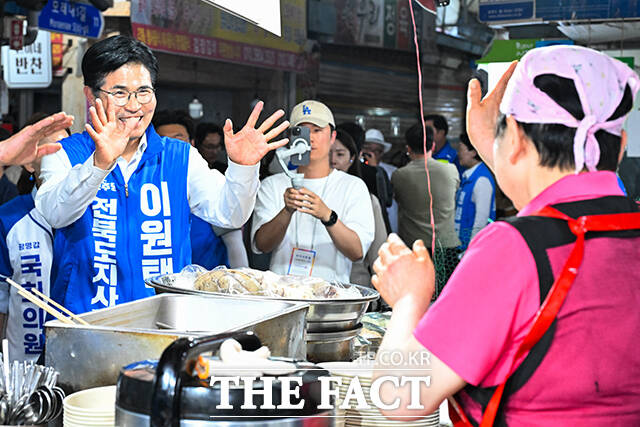 이원택 더불어민주당 전북도지사 후보가 31일 오후 전북 전주 덕진구 모래내시장을 찾아 상인들과 인사하고 있다. /전주=김성렬 기자