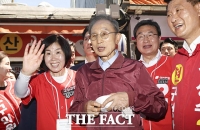  MB와 해운대시장서 인사하는 김미애 의원 [포토]