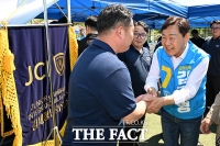  청년회의소 금강권 체육대회 방문한 김관영 전북지사 후보 [TF사진관]