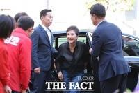  '밝은 표정'으로 서문시장 찾은 박근혜 [포토]