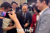  [현장FACT] MB·박형준 '밀착 행보' 속 대비된 동선... 박민식 홀로 뒷줄 (영상)