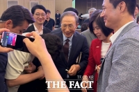  [현장FACT] MB·박형준 '밀착 행보' 속 대비된 동선... 박민식 홀로 뒷줄 (영상)