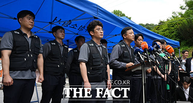 허록 전국화학연맹 한화노조 위원장이 1일 오후 대전 유성구 한화에어로스페이스 대전사업장 앞에서 폭발 화재와 관련된 입장문을 발표하고 있다. /대전=김성렬 기자