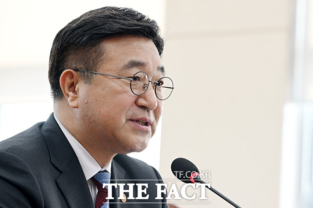 로켓추진체 폭발로 대전 유성구 공장에서 화재가 발생한 가운데, 윤호중 행정안전부 장관이 인명구조와 화재 진압에 총력을 다할 것을 긴급 지시했다. 사진은 윤호중 행정안전부 장관이 지난달 2일 오전 서울 여의도 국회에서 열린 행정안전위원회 전체회의에서 의원 질의에 답하고 있다. /남용희 기자
