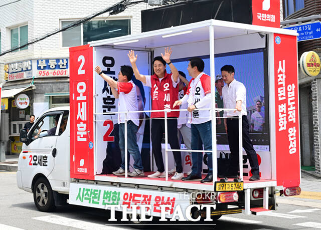 오세훈 국민의힘 서울시장 후보가 6.3 지방선거 본투표를 이틀 앞둔 1일 서울 도봉구 도깨비시장을 찾아 유권자들에게 지지를 호소하며 '글로벌 TOP3'이라고 적힌 티셔츠를 공개하고 있다. /이새롬 기자
