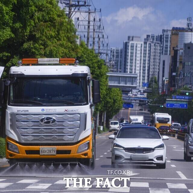 폭염대응 살수차가 도심 거리에 물을 뿌리고 있다./광주시