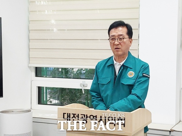 조원휘 대전시의회 의장이 1일 발생한 한화에어로스페이스 대전 공장 폭발사고와 관련해 사고 직후 현장을 찾아 상황을 점검한 후 시의회 기자실에서 기자회견을 하고 있다. /선치영 기자