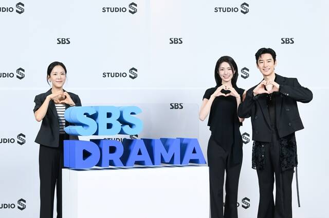 권다솜 감독, 배우 하영 이제훈(왼쪽부터)이 호흡을 맞춘 '승산 있습니다'는 2027년 방영을 목표로 촬영을 진행 중이다. /SBS