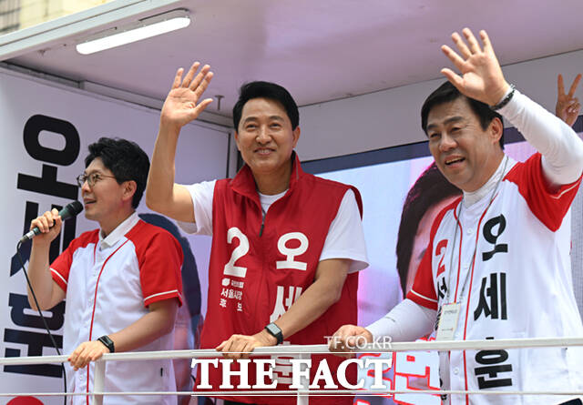 오세훈 국민의힘 서울시장 후보가 6.3 지방선거 본투표를 이틀 앞둔 1일 서울 도봉구 도깨비시장을 찾아 유권자들에게 지지를 호소하며 '글로벌 TOP3'이라고 적힌 티셔츠를 공개하고 있다. /이새롬 기자