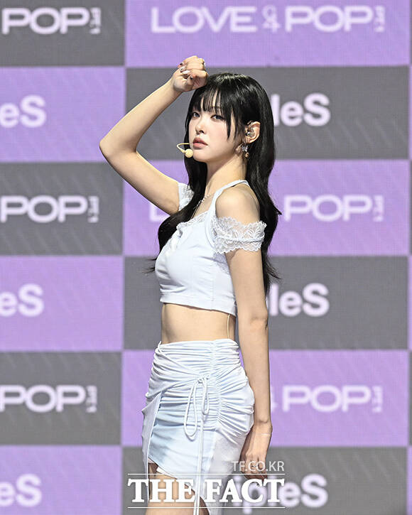 정하연과 박시온, 김채원, 지연, 서아, 설린(왼쪽 위부터 시계 방향)이 포즈를 취하고 있다.