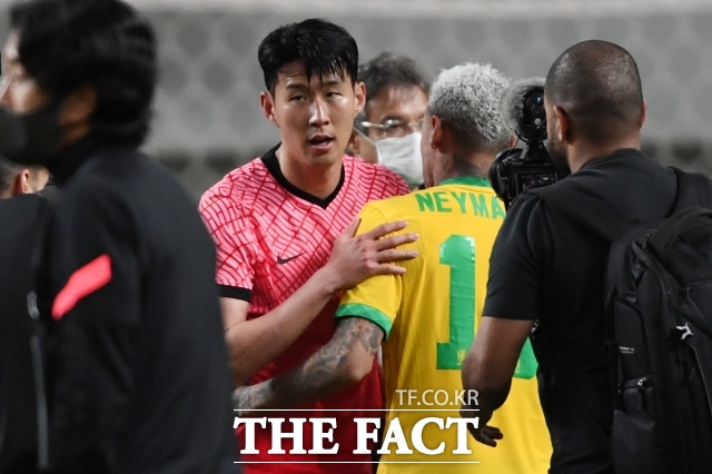 2022년 6월 2일 서울월드컵경기장에서 열린 대한민국과 브라질의 평가전이 끝난 뒤 손흥민이 네이마르와 인사를 나누고 있다./더팩트DB