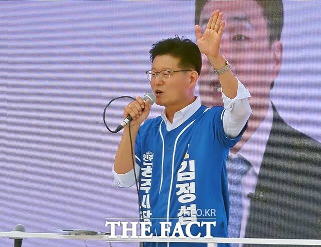 김정섭 공주시장 후보가 1일 공주시 중동사거리에서 집중유세를 갖고 산성시장을 전국 명품시장으로 만들겠다고 연설하고 있다. /김형중 기자