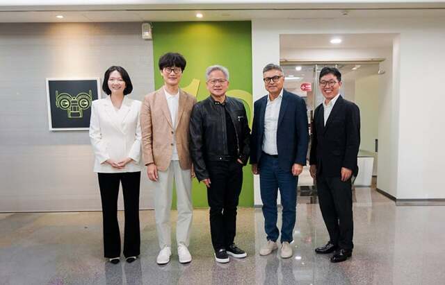 최수연 네이버 대표(왼쪽부터), 이해진 네이버 이사회 의장, 젠슨 황 엔비디아 CEO, 제이 퓨리 엔비디아 총괄 부사장, 김유원 네이버클라우드 대표가 지난해 5월 대만 엔비디아 오피스에서 미팅 후 기념 촬영을 하고 있다. /네이버클라우드