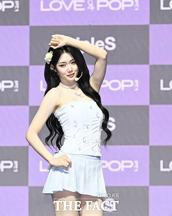 김나경과 공유빈, 카에데, 곽연지, 코토네, 서다현(왼쪽 위부터 시계 방향)이 포즈를 취하고 있다.