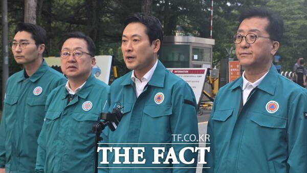 장동혁 국민의힘 대표(오른쪽 두 번째)가 1일 한화에어로스페이스 대전사업장 폭발사고 현장을 방문해 입장을 밝히고 있다. /정예준 기자