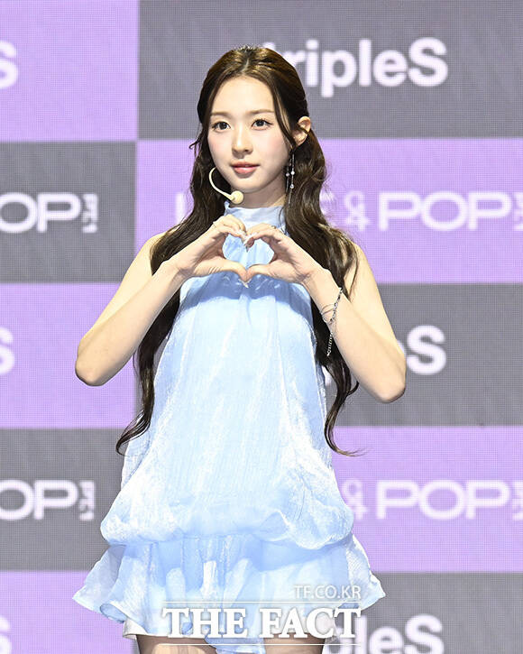 김나경과 공유빈, 카에데, 곽연지, 코토네, 서다현(왼쪽 위부터 시계 방향)이 포즈를 취하고 있다.