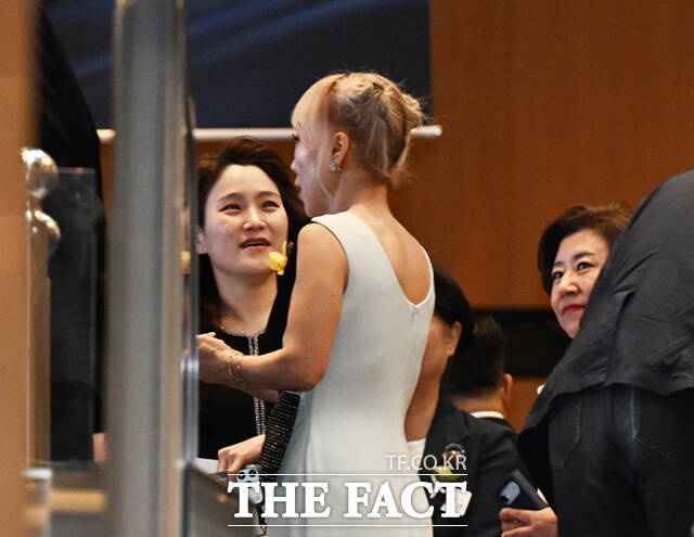 장한나 예술의전당 신임 사장(왼쪽)과 소프라노 조수미가 1일 서울 중구 신라호텔에서 열린 2026 삼성 호암상 시상식에서 인사하고 있다.