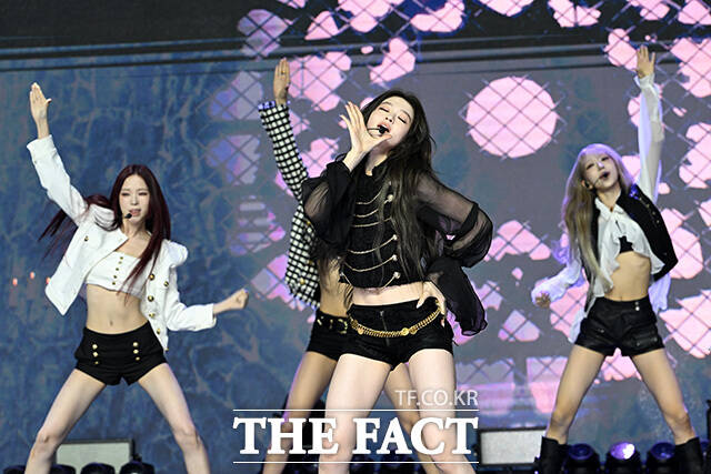 타이틀 곡 'DDI RO RI(띠로리)' 무대 펼치는 미야오.
