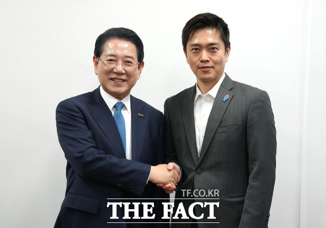 일본을 방문한 김영록 전라남도지사(오른쪽)가 27일(현지 시간) 오사카부 청사에서 요시무라 히로후미 오사카부 지사(왼쪽)와 면담을 마치고 기념촬영을 하고 있다. /전남도