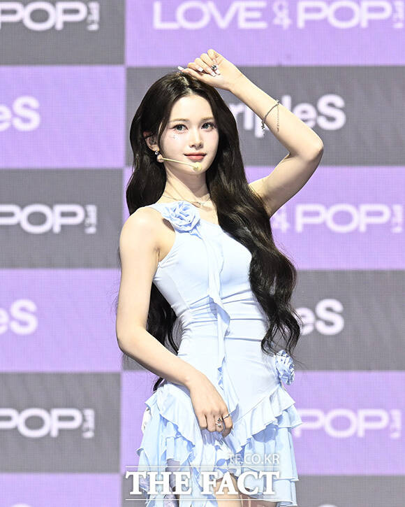 정하연과 박시온, 김채원, 지연, 서아, 설린(왼쪽 위부터 시계 방향)이 포즈를 취하고 있다.