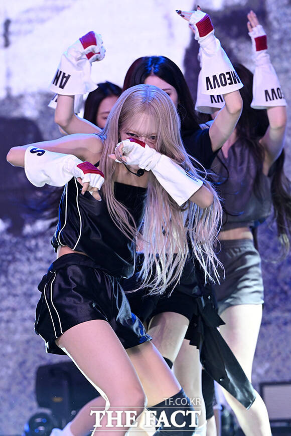 파워풀한 무대 펼치는 미야오.