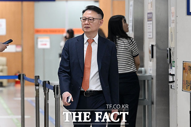 주가조작 혐의를 받는 구세현 전 웰바이오텍 대표가 1일 오전 서울 서초구 서울중앙지방법원에서 열린 공판에 출석하고 있다. /서예원 기자