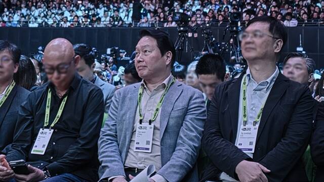 최태원 SK그룹 회장이 1일 대만에서 열린 GTC 타이베이에 참석해 젠슨 황 엔비디아 CEO의 기조연설을 듣고 있다. /SK하이닉스