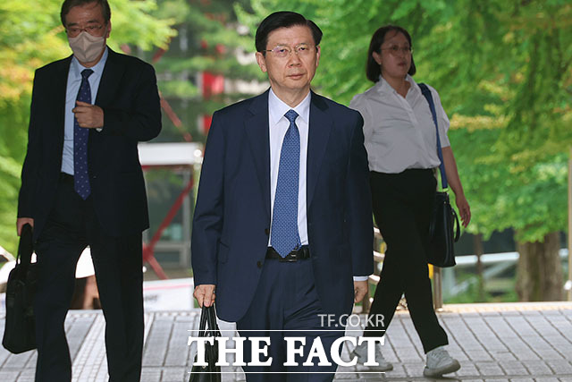 윤석열 전 대통령 체포방해 혐의를 받는 박종준 전 대통령 경호처장이 1일 오후 서울 서초구 서울중앙지방법원에서 열린 1심 결심공판에 출석하고 있다. /서예원 기자