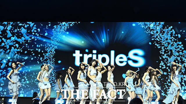 트리플에스 멤버들이 쇼케이스 중 인사를 하고 있다. (왼쪽부터) 윤서연과 정혜린, 이지우, 김채연, 김유연, 김수민, 김나경, 공유빈, 카에데, 서다현, 코토네, 곽연지, 니엔, 박소현, 신위, 마유, 린, 주빈, 정하연, 박시온, 김채원, 설린, 서아, 지연.