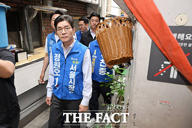 정원오 더불어민주당 서울시장 후보가 1일 서울 종로구 돈의동 쪽방촌을 방문해 골목을 둘러보고 있다. /남윤호 기자(현장풀)