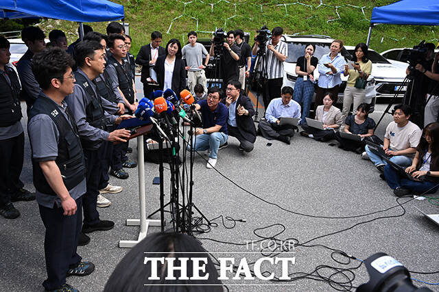 허록 전국화학연맹 한화노조 위원장이 1일 오후 대전 유성구 한화에어로스페이스 대전사업장 앞에서 폭발 화재와 관련된 입장문을 발표하고 있다. /대전=김성렬 기자