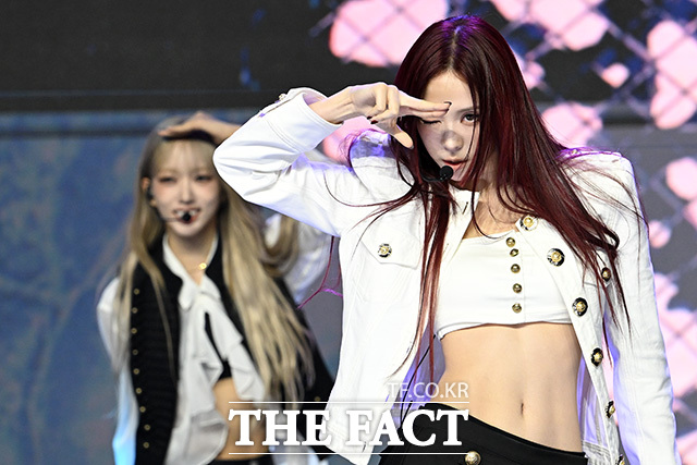 타이틀 곡 'DDI RO RI(띠로리)' 무대 펼치는 미야오.