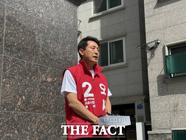 오세훈 국민의힘 서울시장 후보가 1일 서울 성북구 월곡역 2번 출구 앞에서 기자들과 만나 이야기를 나눴다. /문화영 기자