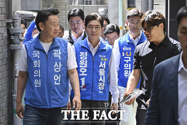 더불어민주당 정원오 후보는 이날 같은 당 유찬종 종로구청장 후보와 곽상언 국회의원 등과 함께 돈의동 쪽방촌 현장 점검에 나섰다.