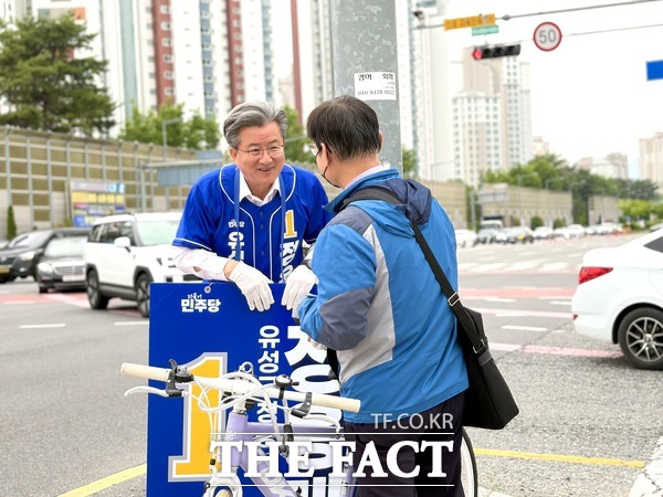 정용래 더불어민주당 대전시 유성구청장 후보가 거리 인사를 하며 시민들과 대화를 나누고 있는 모습. /정용래 후보 캠프