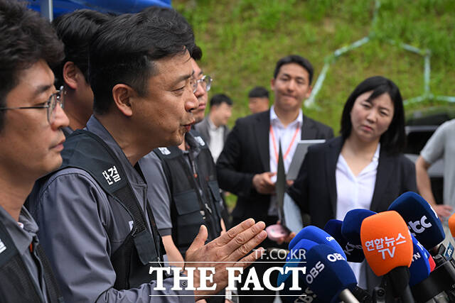 허록 전국화학연맹 한화노조 위원장이 1일 오후 대전 유성구 한화에어로스페이스 대전사업장 앞에서 폭발 화재와 관련된 입장문을 발표하고 있다. /대전=김성렬 기자