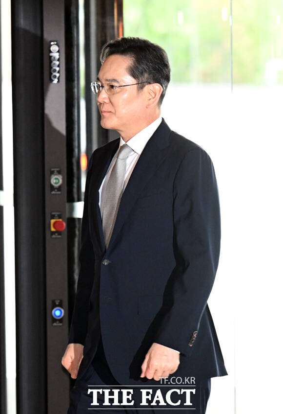 이재용 삼성전자 회장(가운데)이 1일 서울 중구 신라호텔에서 열린 2026 삼성 호암상 시상식에 참석해 김황식 이사장(오른쪽) 등과 인사하고 있다.