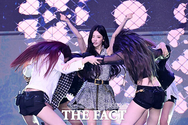 타이틀 곡 'DDI RO RI(띠로리)' 무대 펼치는 미야오.