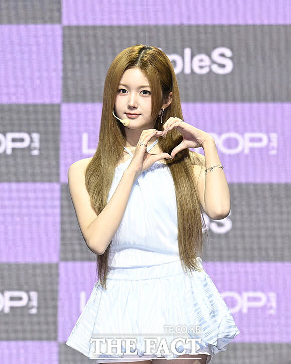 정하연과 박시온, 김채원, 지연, 서아, 설린(왼쪽 위부터 시계 방향)이 포즈를 취하고 있다.