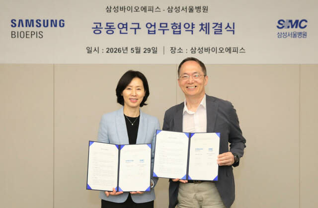 김경아 삼성바이오에피스 사장과 박승우 삼성서울병원 원장이 지난달 29일 인천 송도 삼성바이오에피스 사옥에서 공동연구 협약을 체결하고 기념 사진을 촬영하고 있다. /삼성바이오에피스