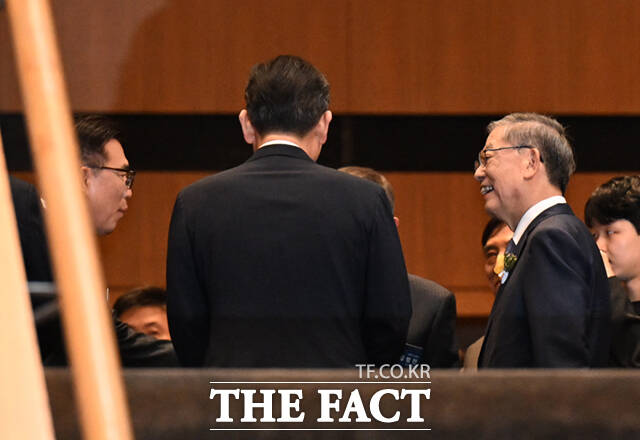이재용 삼성전자 회장(가운데)이 1일 서울 중구 신라호텔에서 열린 2026 삼성 호암상 시상식에 참석해 김황식 이사장(오른쪽) 등과 인사하고 있다.