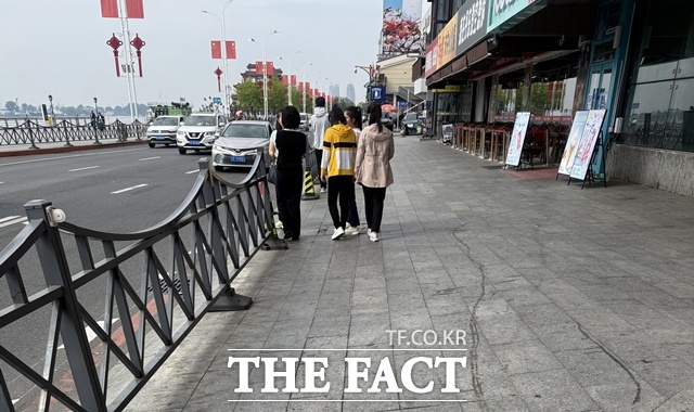 지난 4월 단둥 내 북한식당 종업원들이 일제히 교체된 것으로 알려졌다. 사진은 중국 랴오닝성 단둥의 한 거리에서 북한식당 관리자로 추정되는 한 여성과 종업원들이 서 있는 모습. /단둥(중국)=정소영 기자