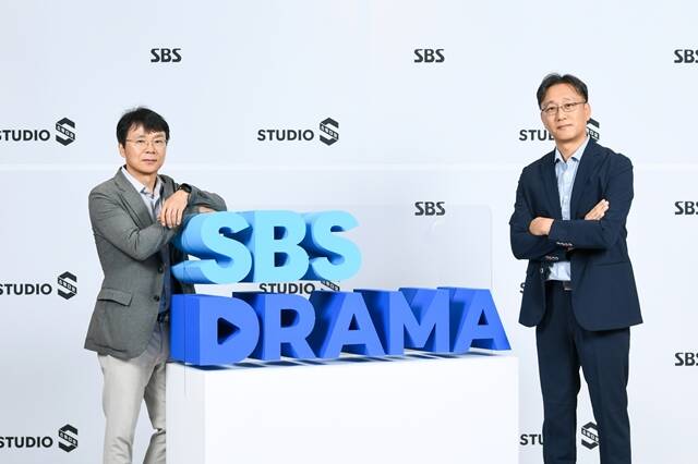 스튜디오S 홍성창 대표(왼쪽)와 SBS 김기슭 편성실장이 1일 오전 11시 서울 마포구 호텔나루 서울 엠갤러리 2층 나루 볼룸에서 진행된 SBS 드라마 미디어데이에 참석해 다양한 이야기를 나눴다. /SBS