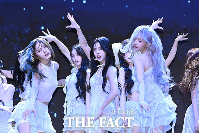 트리플에스 멤버들이 쇼케이스 중 인사를 하고 있다. (왼쪽부터) 윤서연과 정혜린, 이지우, 김채연, 김유연, 김수민, 김나경, 공유빈, 카에데, 서다현, 코토네, 곽연지, 니엔, 박소현, 신위, 마유, 린, 주빈, 정하연, 박시온, 김채원, 설린, 서아, 지연.