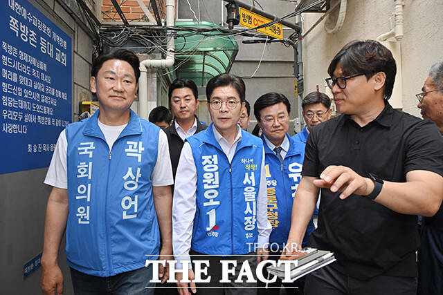 돈의동 쪽방촌 찾은 정원오 후보(가운데).