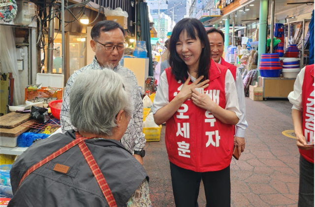 오세훈 국민의힘 서울시장 후보의 배우자 송현옥 여사가 오 후보의 핵심 시정 철학인 '약자와의 동행' 실천에 힘을 보태고 있다. /오세훈 후보 캠프
