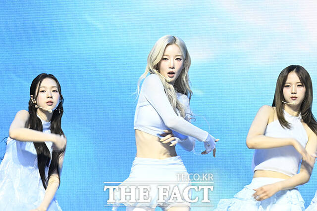 트리플에스 멤버들이 쇼케이스 중 인사를 하고 있다. (왼쪽부터) 윤서연과 정혜린, 이지우, 김채연, 김유연, 김수민, 김나경, 공유빈, 카에데, 서다현, 코토네, 곽연지, 니엔, 박소현, 신위, 마유, 린, 주빈, 정하연, 박시온, 김채원, 설린, 서아, 지연.