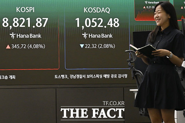 코스피가 장중 8800선을 돌파하며 사상 최고 기록을 경신한 1일 오전 서울 중구 하나은행 본점 딜링룸 전광판에 코스피와 코스닥이 표시돼 있다. /송호영 기자