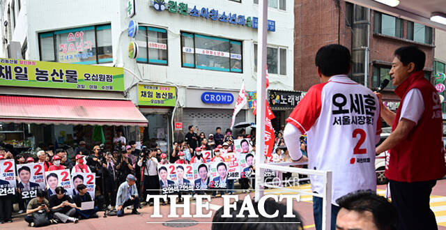 오세훈 국민의힘 서울시장 후보가 6.3 지방선거 본투표를 이틀 앞둔 1일 서울 도봉구 도깨비시장을 찾아 유권자들에게 지지를 호소하며 '글로벌 TOP3'이라고 적힌 티셔츠를 공개하고 있다. /이새롬 기자